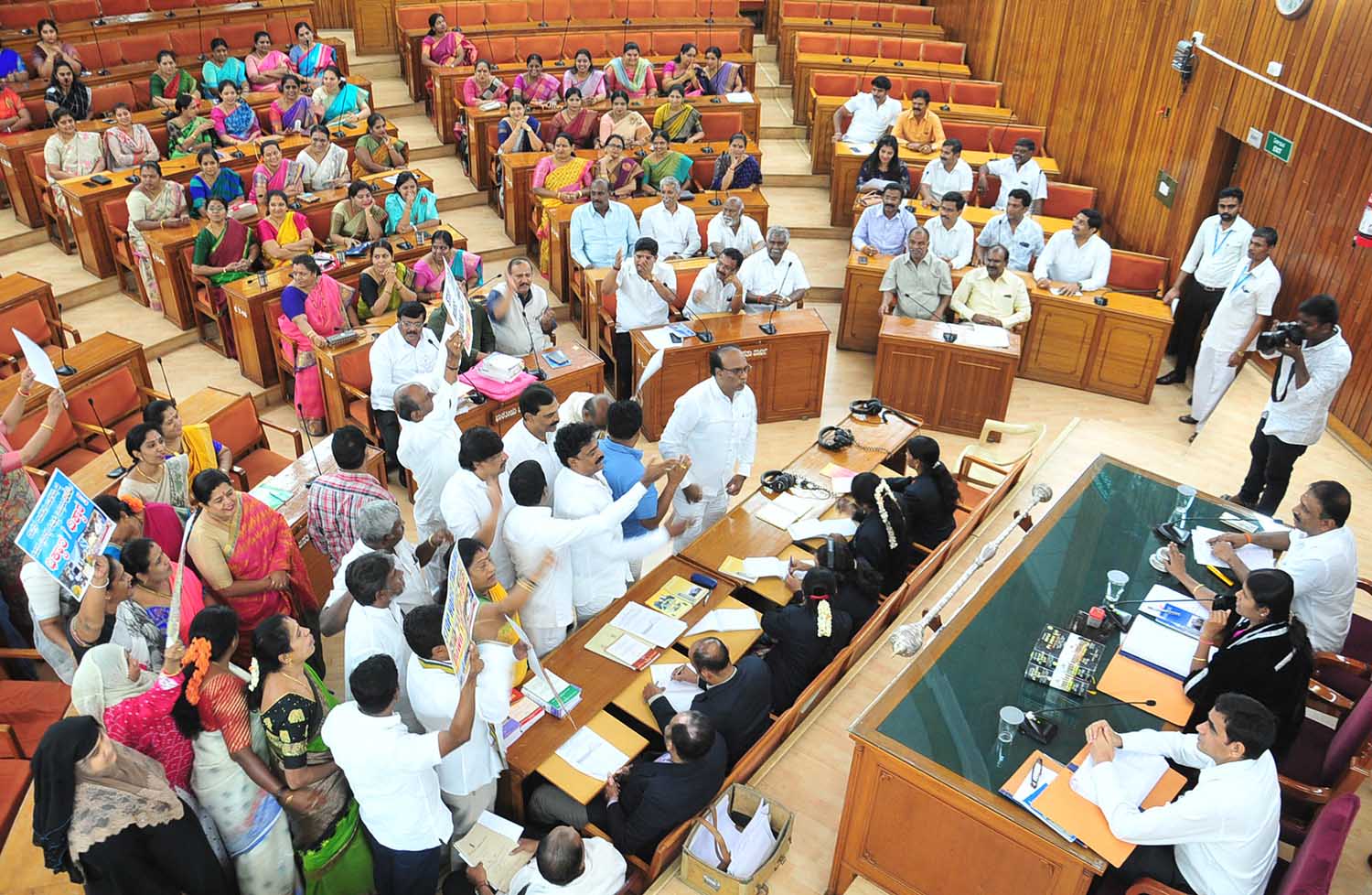 ಶಾಸಕರ ರಾಜೀನಾಮೆಯ ಚರ್ಚೆಗೆ ಬಲಿಯಾಯಿತು ಬಿಬಿಎಂಪಿ ಸಭೆ