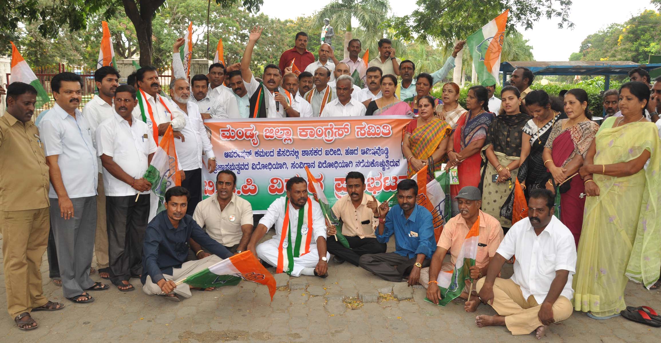 ರಾಜೀನಾಮೆ ನೀಡಿದ ಕೈ ಶಾಸಕರ ವಿರುದ್ಧ ಮಂಡ್ಯದಲ್ಲಿ ಪ್ರತಿಭಟನೆ