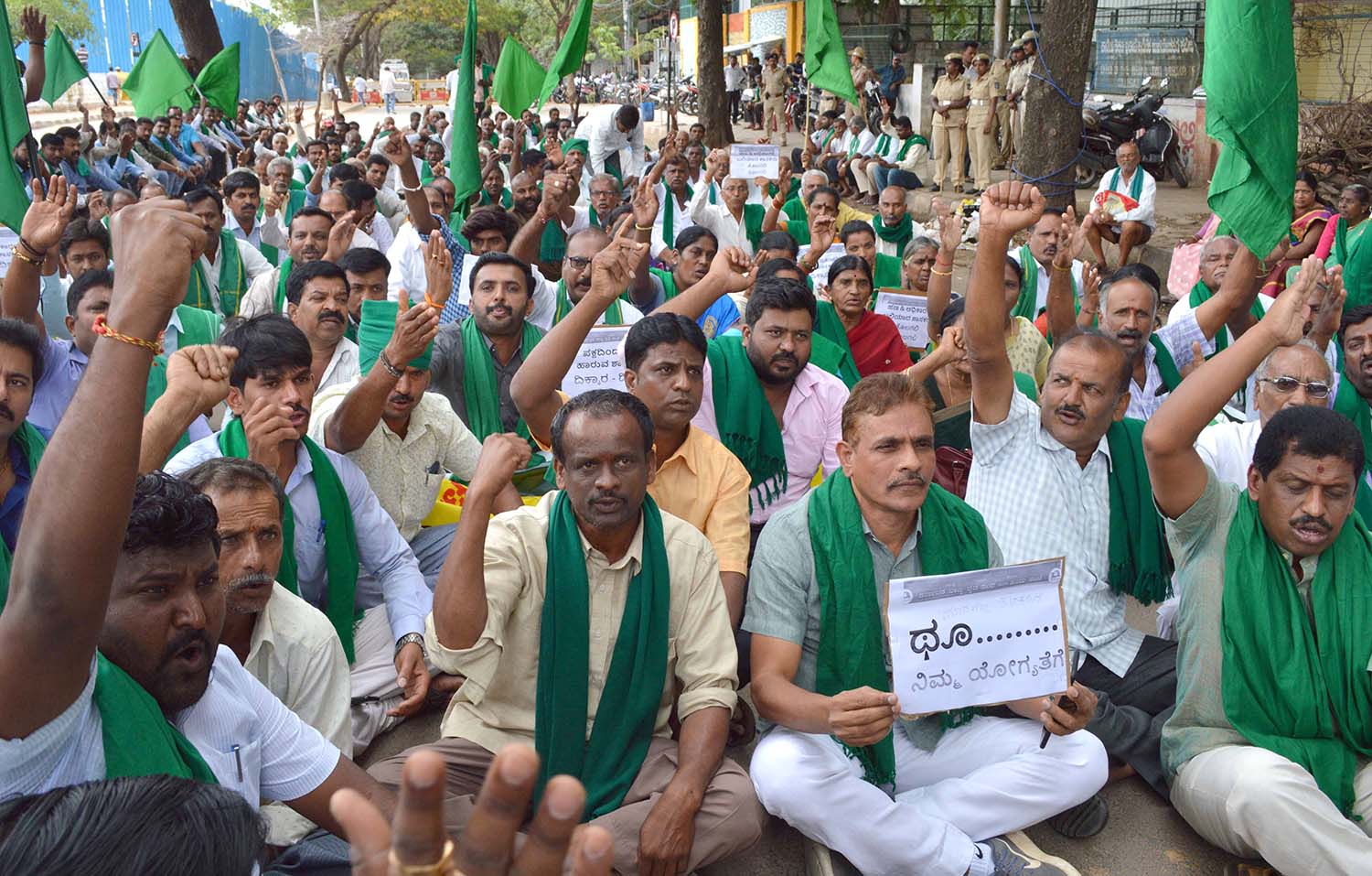 ಮೈತ್ರಿ ಸರಕಾರ ಅಸ್ಥಿರ ಖಂಡಿಸಿ ರೈತ ಸಂಘ ಪ್ರತಿಭಟನೆ