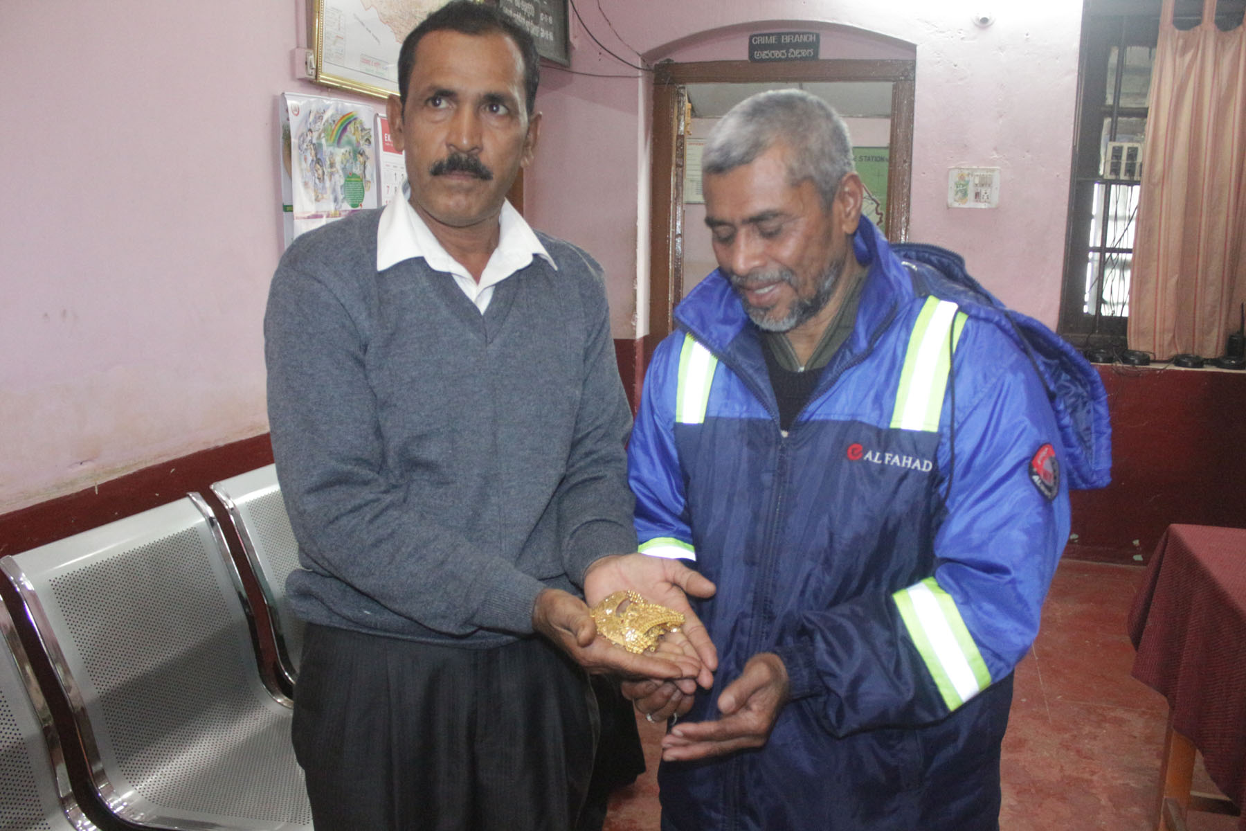 ಬಿದ್ದು ಸಿಕ್ಕ 4 ಲಕ್ಷ ರೂ. ಮೌಲ್ಯದ ಚಿನ್ನಾಭರಣ ಮಾಲಕರಿಗೆ ಹಿಂದಿರುಗಿಸಿದ ವ್ಯಕ್ತಿ