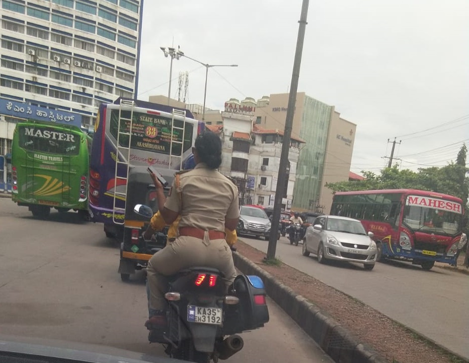 ಮಂಗಳೂರು: ಹೆಲ್ಮೆಟ್ ಧರಿಸದ ಅರಣ್ಯ ಇಲಾಖೆ ಅಧಿಕಾರಿಗೆ ದಂಡ