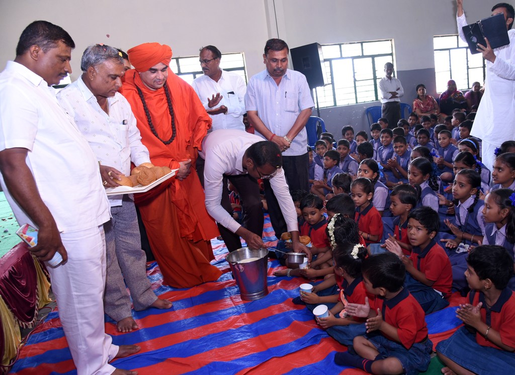 ಹುತ್ತಕ್ಕೆ ಹಾಲನ್ನು ಎರೆಯುವ ಬದಲು ಮಕ್ಕಳಿಗೆ ನೀಡಿ: ಜಯಮೃತ್ಯುಂಜಯ ಸ್ವಾಮೀಜಿ