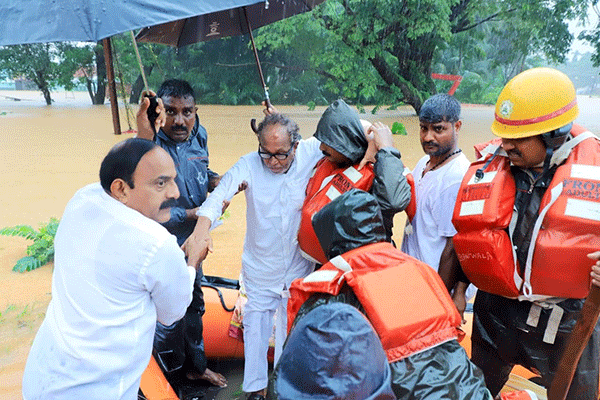 ಭಂಡಾರಿಬೆಟ್ಟು: ಜಲಾವೃತ ಮನೆಯಿಂದ ಜನಾರ್ದನ ಪೂಜಾರಿ ಕುಟುಂಬದ ರಕ್ಷಣೆ