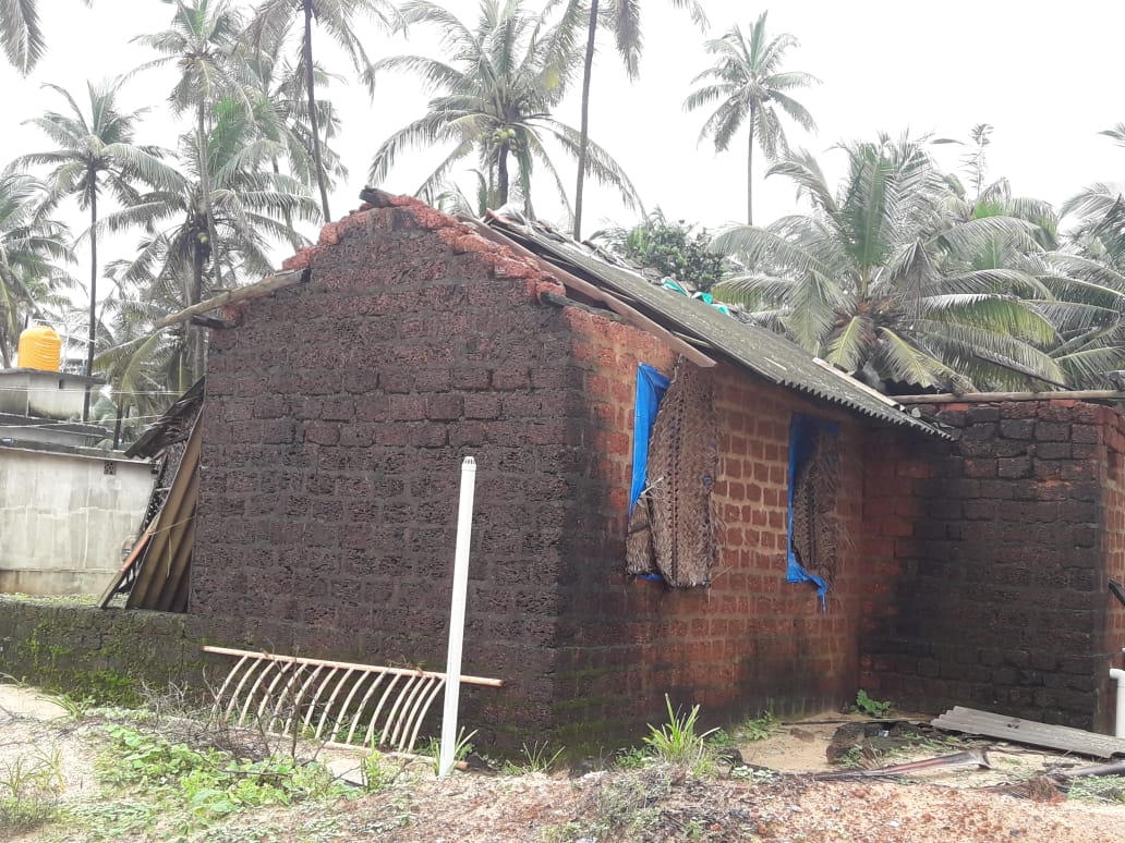 ಭಟ್ಕಳ: ಮುಂದುವರಿದ ಮಳೆ ಅವಾಂತರ; ಮನೆಗೋಡೆ, ಮರಗಳು ಬಿದ್ದು ಲಕ್ಷಾಂತರ ರೂ ಹಾನಿ