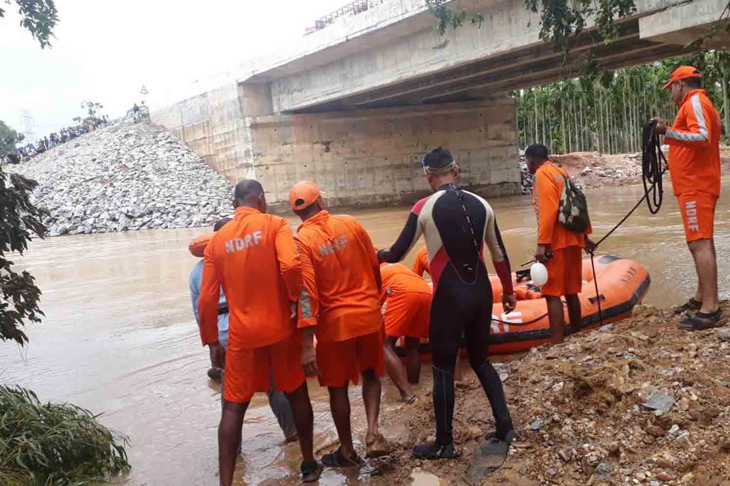 ಕುಮದ್ವತಿ ನದಿಗೆ ಬಿದ್ದಿದ್ದ ಓರ್ವನ ಮೃತದೇಹ ಪತ್ತೆ, ಇನ್ನಿಬ್ಬರಿಗಾಗಿ ಶೋಧ