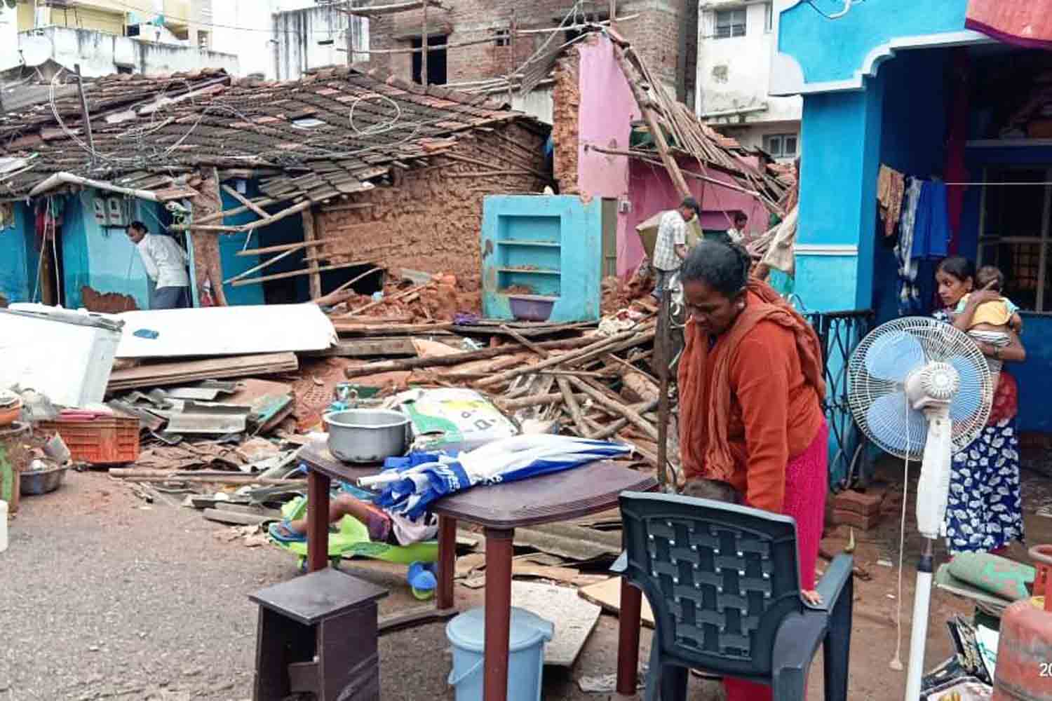 ಶಿವಮೊಗ್ಗದಲ್ಲಿ ಕಡಿಮೆಯಾದ ಪ್ರವಾಹ ಸ್ಥಿತಿ: ಬೀದಿಗೆ ಬಂದ ಬಡ ಕುಟುಂಬಗಳ ಬದುಕು