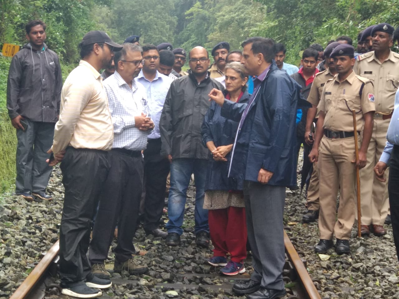 ಸಿರಿಬಾಗಿಲು: ಮಣ್ಣು ತೆರವು ಕಾರ್ಯಾಚರಣೆ- ಡಿಆರ್‌ಎಂ, ನೈಋತ್ಯ ರೈಲ್ವೆ ಅಧಿಕಾರಿಗಳ ಪರಿಶೀಲನೆ