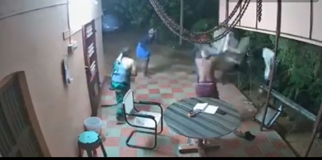 ಕತ್ತಿ ಝಳಪಿಸುತ್ತಾ ಬಂದ ಕಳ್ಳರನ್ನು ಚಪ್ಪಲಿಯಲ್ಲಿ ಹೊಡೆದು ಓಡಿಸಿದ ಹಿರಿಯ ದಂಪತಿ