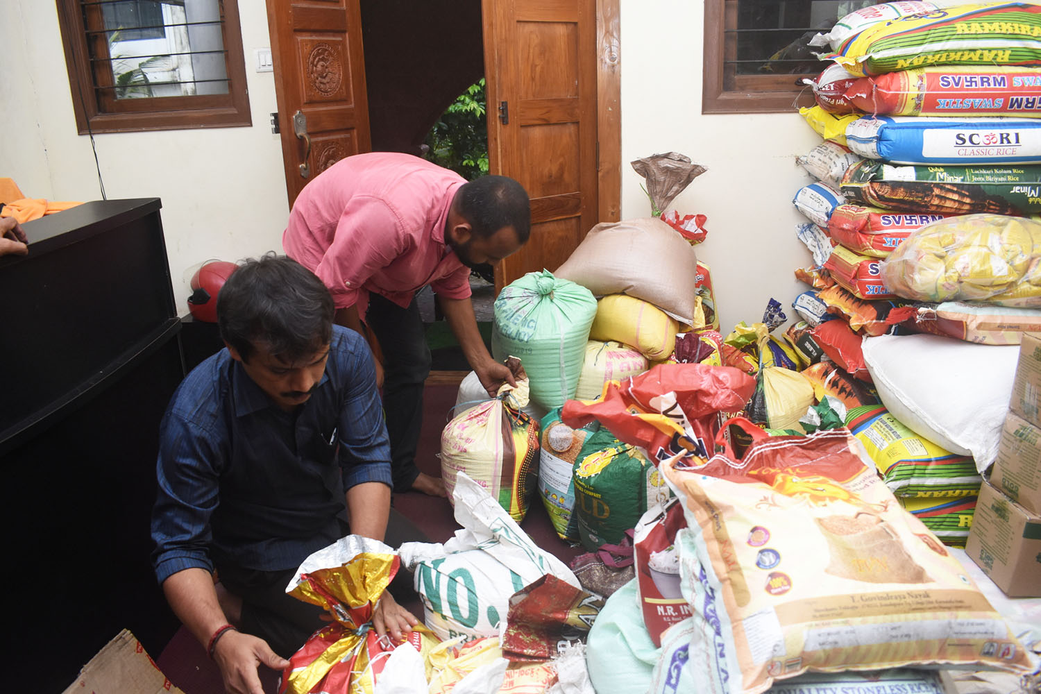ಉಡುಪಿ: ಮಾಧ್ಯಮ ಮಿತ್ರರಿಂದ ನೆರೆ ಸಂತ್ರಸ್ತರಿಗೆ ನೆರವು ಹಸ್ತಾಂತರ