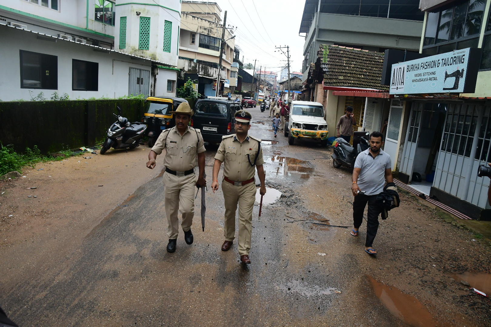 ಕಾಲ್ನಡಿಗೆಯಲ್ಲೇ ಬೀಟ್ ನಡೆಸಿದ ಮಂಗಳೂರು ಪೊಲೀಸ್ ಆಯುಕ್ತ