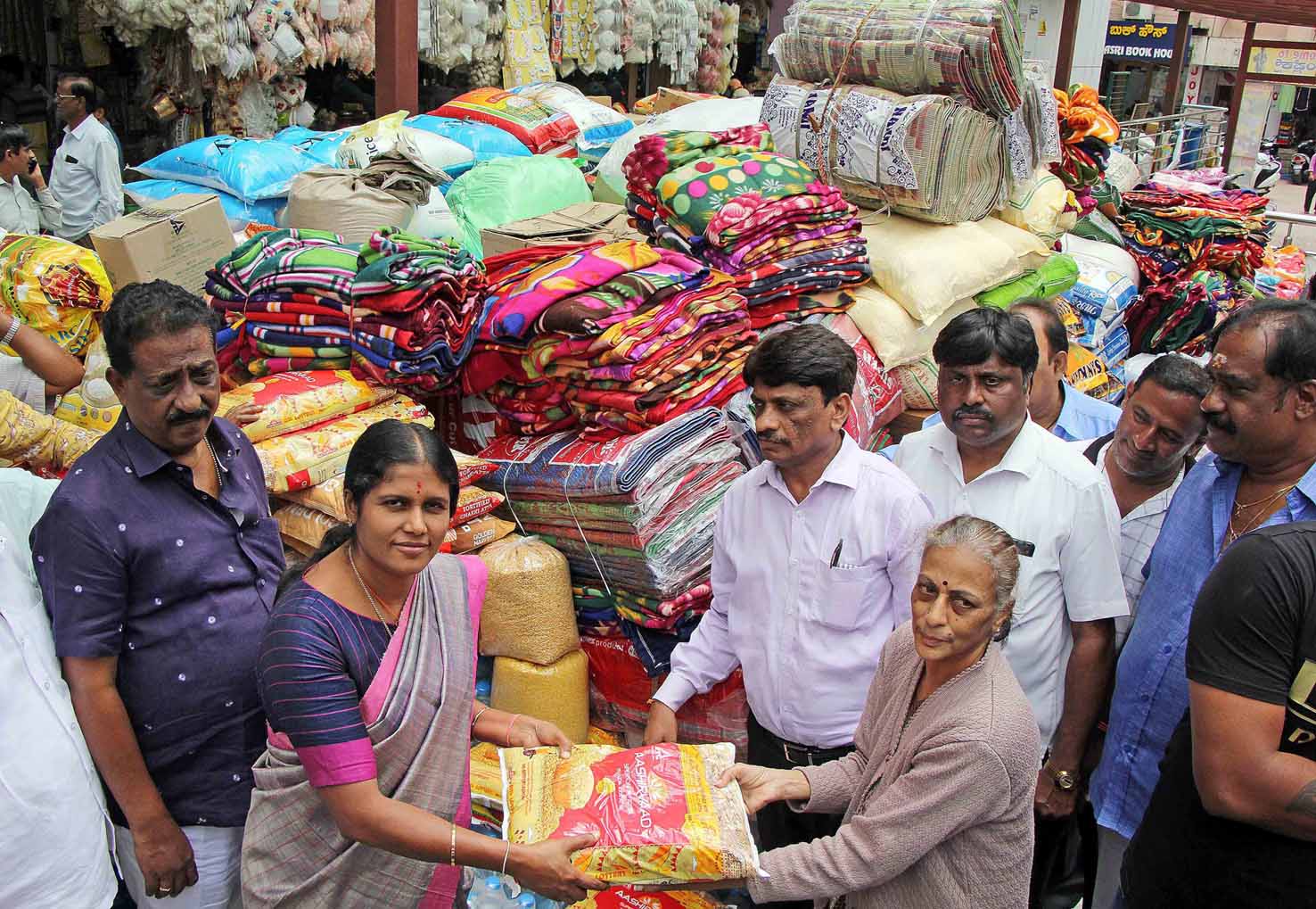 ತೊಂದರೆಯಲ್ಲಿರುವ ಜನರಿಗೆ ಮಾನವೀಯ ಸ್ಪಂದನೆ ದೊರೆಯುತ್ತಿರುವುದು ಶ್ಲಾಘನೀಯ: ಮೇಯರ್ ಗಂಗಾಂಬಿಕೆ