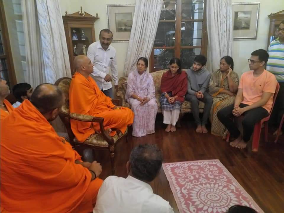 ಚೇತನಾ ಎಸ್ಟೇಟ್‍ನಲ್ಲಿ ನೀರವ ಮೌನ: ಕುಟುಂಬಸ್ಥರಿಗೆ ನಿರ್ಮಲಾನಂದ ಸ್ವಾಮೀಜಿ ಸಾಂತ್ವಾನ