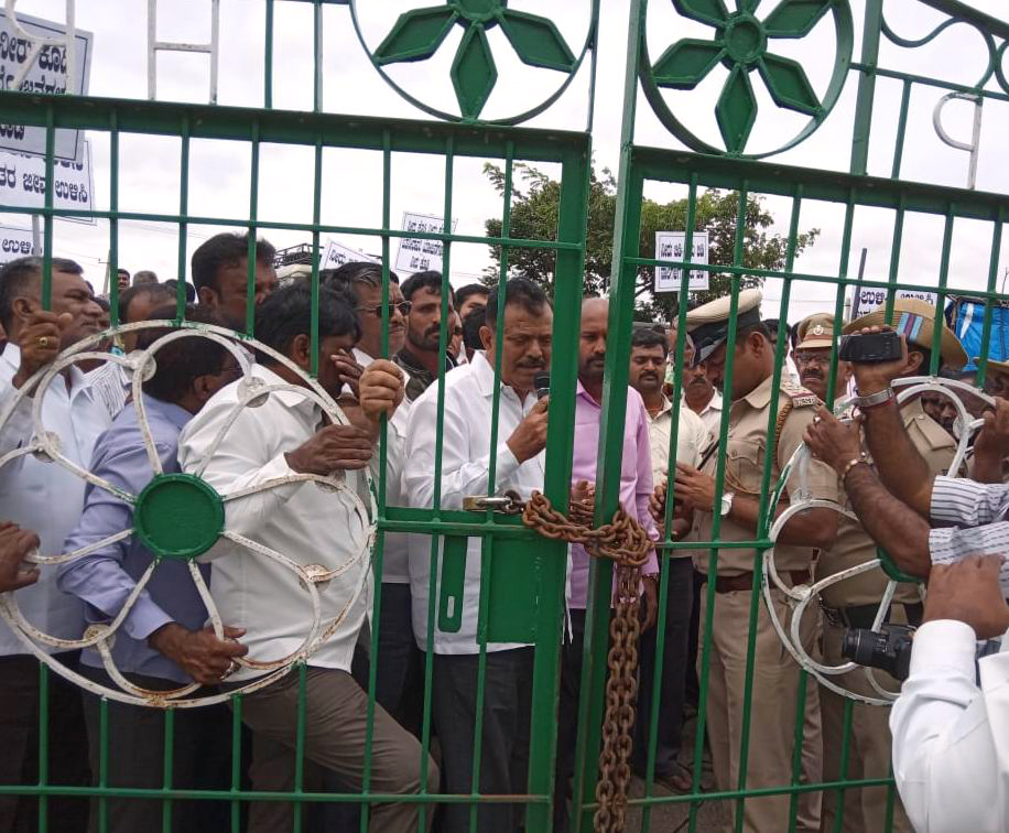 ಗೊರೂರು ಡ್ಯಾಮ್‍ಗೆ ಮುತ್ತಿಗೆ: ನೂರಾರು ಪ್ರತಿಭಟನಾಕಾರರ ಬಂಧನ, ಬಿಡುಗಡೆ