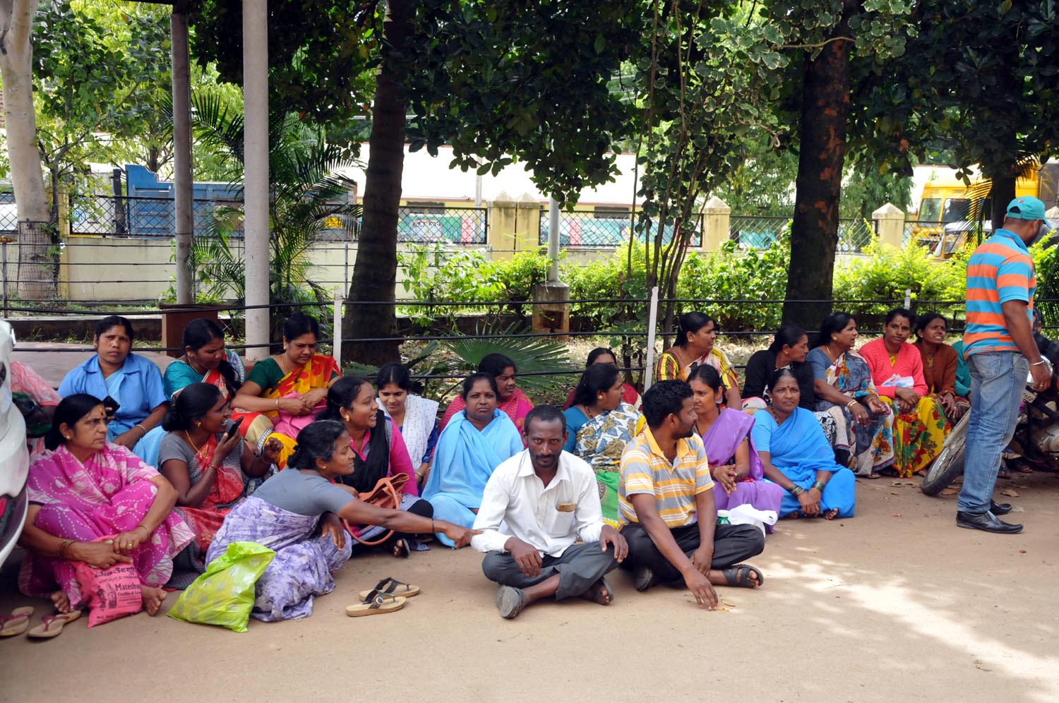 ವಿಷ ಸೇವಿಸಲು ಮುಂದಾದ ಗುತ್ತಿಗೆ ನೌಕರರು: ಬಾಟಲಿ ವಶಪಡಿಸಿಕೊಂಡ ಪೊಲೀಸರು
