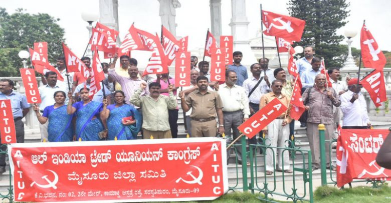 ಮೈಸೂರು: ಕೇಂದ್ರ ಸರ್ಕಾರದ ಕಾರ್ಮಿಕ ವಿರೋಧಿ ನೀತಿ ಖಂಡಿಸಿ ಎಐಟಿಯುಸಿ ಪ್ರತಿಭಟನೆ