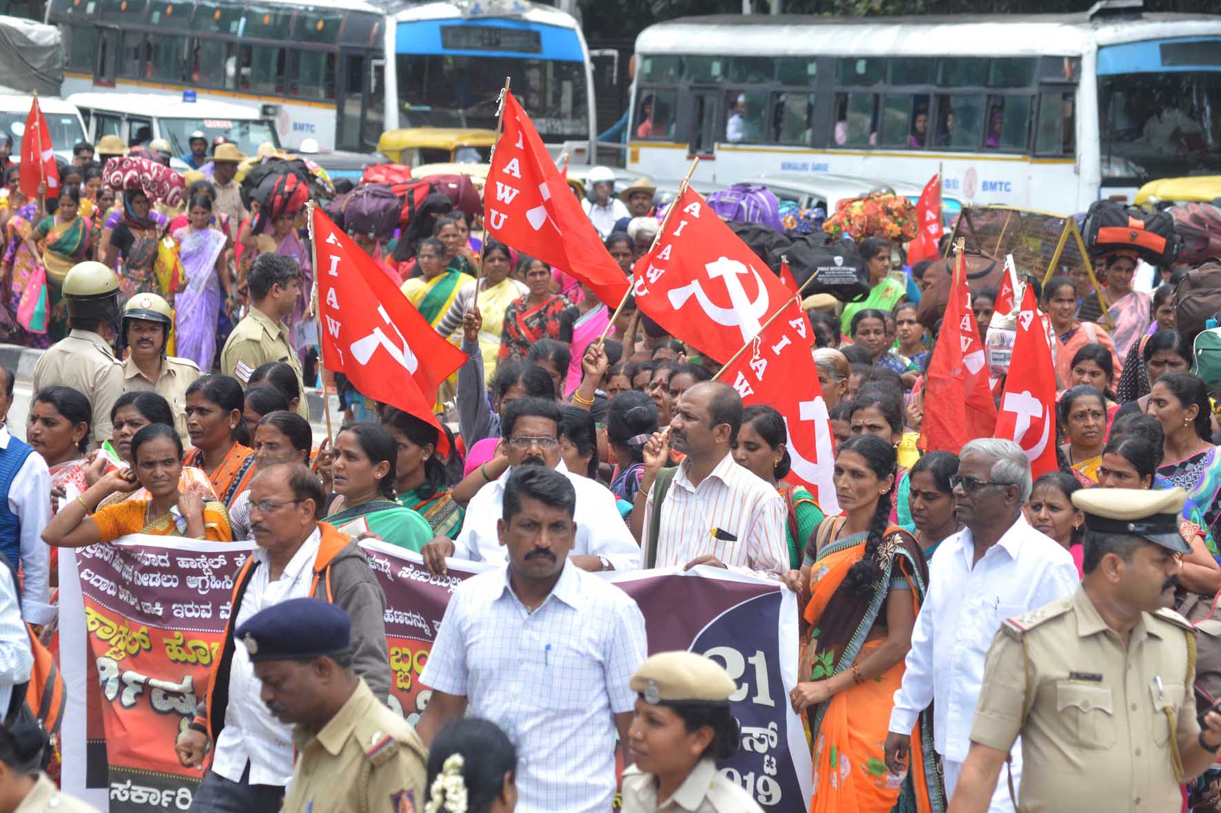 ವಿವಿಧ ಬೇಡಿಕೆಗಳ ಈಡೇರಿಕೆಗೆ ಆಗ್ರಹ: ಹಾಸ್ಟೆಲ್ ಹೊರಗುತ್ತಿಗೆ ನೌಕರರ ಧರಣಿ, ಮೆರವಣಿಗೆ