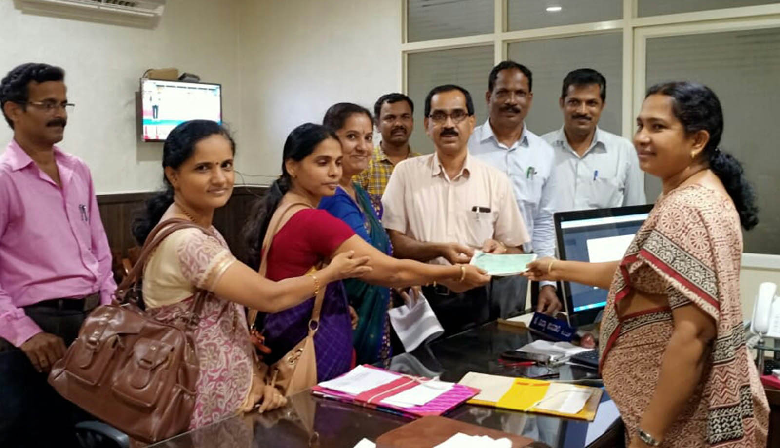 ಮುಖ್ಯಮಂತ್ರಿ ನೆರೆಪರಿಹಾರ ನಿಧಿಗೆ ವಿದ್ಯಾರ್ಥಿಗಳ ದೇಣಿಗೆ ಹಸ್ತಾಂತರ