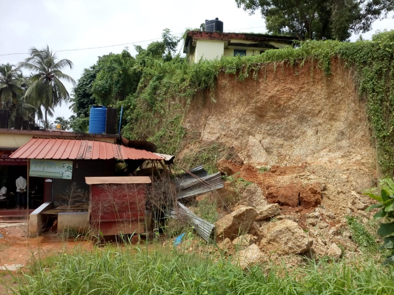 ಮಜಲುತೋಟ: ಬೃಹತ್ ಬಂಡೆ ಉರುಳಿ ರಸ್ತೆ ಸಂಪರ್ಕ ಕಡಿತ, ಮನೆಯ ಆವರಣ ಗೋಡೆಗೆ ಹಾನಿ