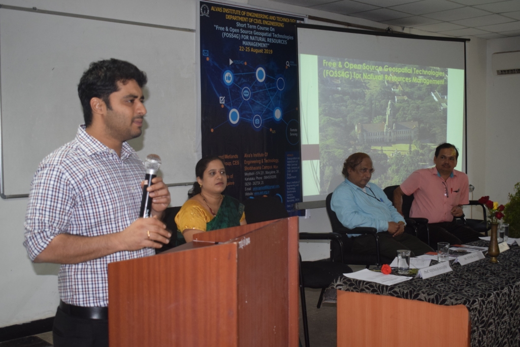 ವಿದ್ಯಾರ್ಥಿಗಳು ವಿಭಿನ್ನ ಕೌಶಲ್ಯವನ್ನು ಹೊಂದಿರಬೇಕು: ಟಿ ವಿ ರಾಮಚಂದ್ರ