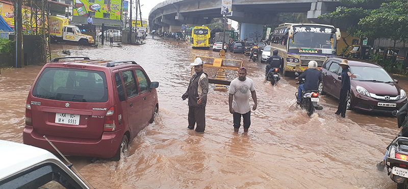 ಕೊಟ್ಟಾರ ಚೌಕಿ ರಸ್ತೆಯಲ್ಲಿ ಕೃತಕ ನೆರೆ: ಅಂಗಡಿಗಳಿಗೆ ನುಗ್ಗಿದ ನೀರು