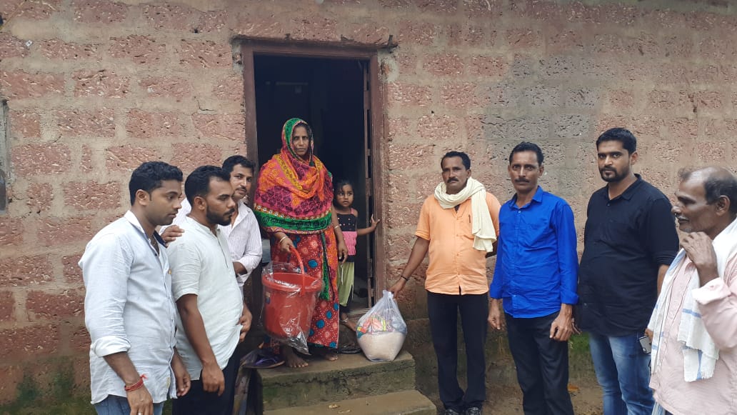 ಮಳೆ-ನೆರೆ ಸಂತೃಸ್ತರಿಗೆ ಪಾವೂರು ಗ್ರಾಮಸ್ಥರಿಂದ ನೆರವು