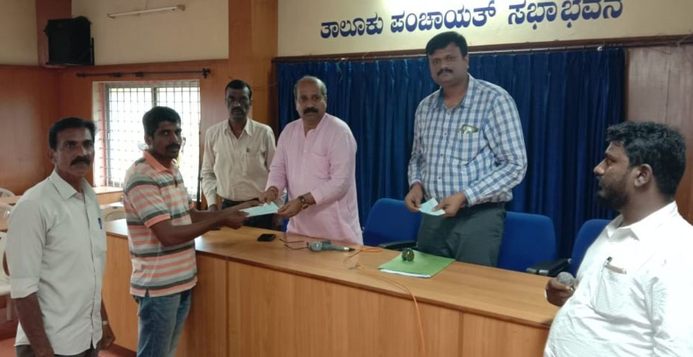 ಉಡುಪಿ: ಪ್ರಾಕೃತಿಕ ವಿಕೋಪದಡಿ ಸಂತ್ರಸ್ತರಿಗೆ ಪರಿಹಾರದ ಚೆಕ್ ವಿತರಣೆ