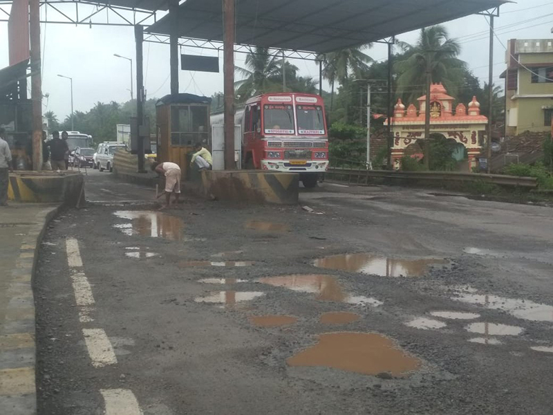 ಮತ್ತಷ್ಟು ಹದಗೆಟ್ಟ ಬ್ರಹ್ಮರಕೂಟ್ಲು ಟೋಲ್ ಪ್ಲಾಝಾ: ಟೋಲ್ ವ್ಯಾಪ್ತಿಯಲ್ಲೇ ಗುಂಡಿ, ಭಯದಲ್ಲೇ ಸಂಚಾರ