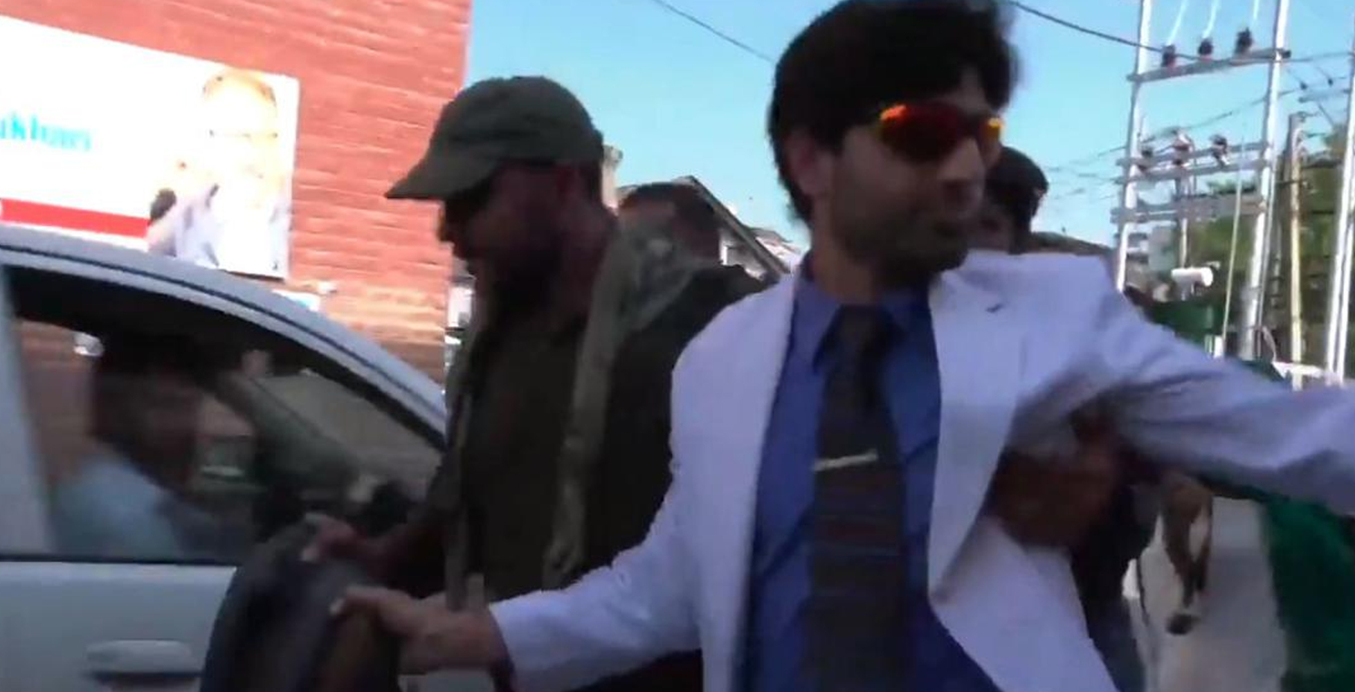 ಜಮ್ಮು ಕಾಶ್ಮೀರ: ಆರೋಗ್ಯ ಸೇವೆಯ ಸಂಕಷ್ಟ ವಿವರಿಸುತ್ತಿದ್ದ ವೈದ್ಯರನ್ನು ಎಳೆದೊಯ್ದ ಪೊಲೀಸರು