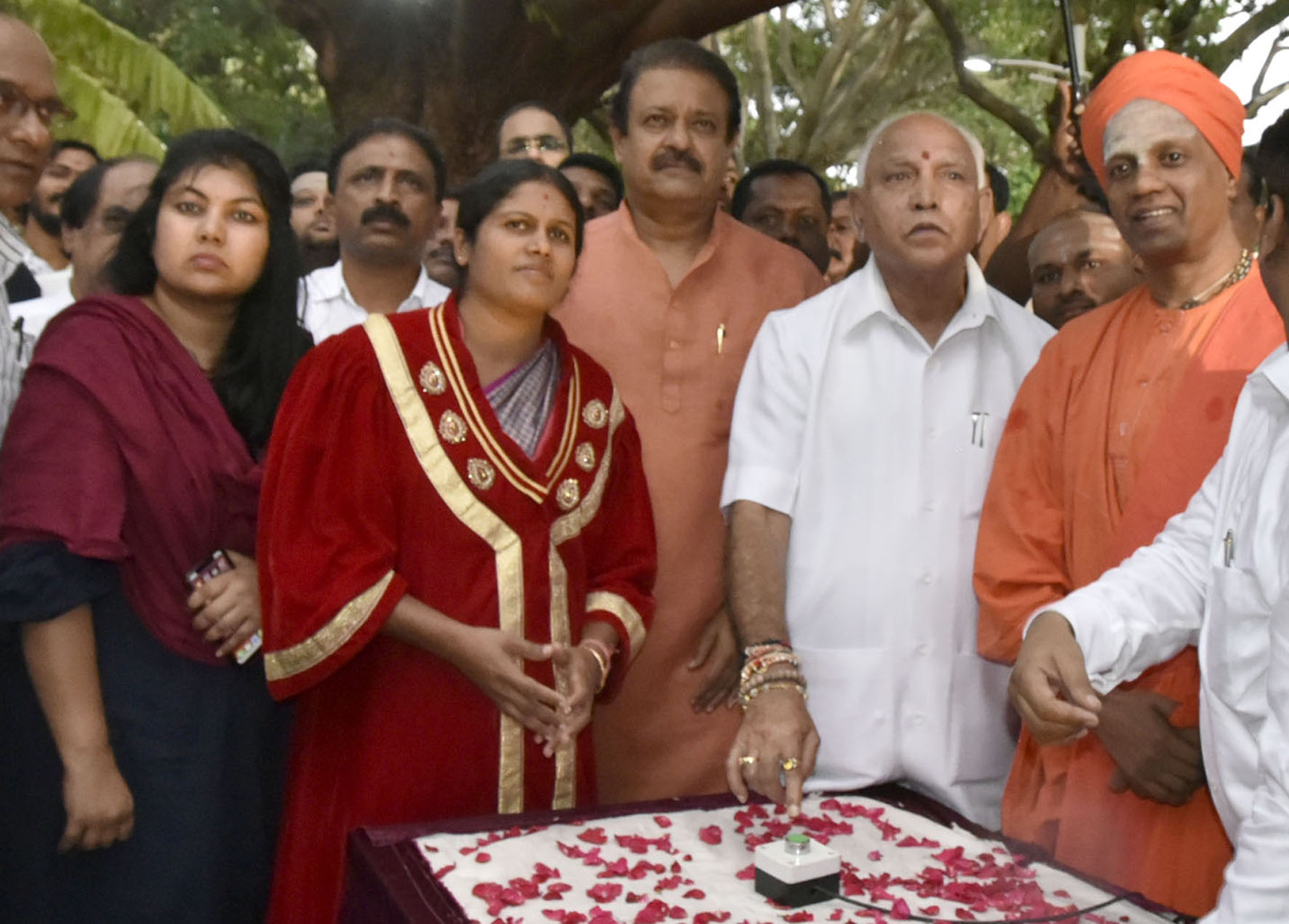 ಡಾ.ಶಿವಕುಮಾರ ಸ್ವಾಮೀಜಿ ಶೆಟಲ್ ಬ್ಯಾಡ್ಮಿಂಟನ್ ಕ್ರೀಡಾಂಗಣ ಉದ್ಘಾಟಿಸಿದ ಮುಖ್ಯಮಂತ್ರಿ