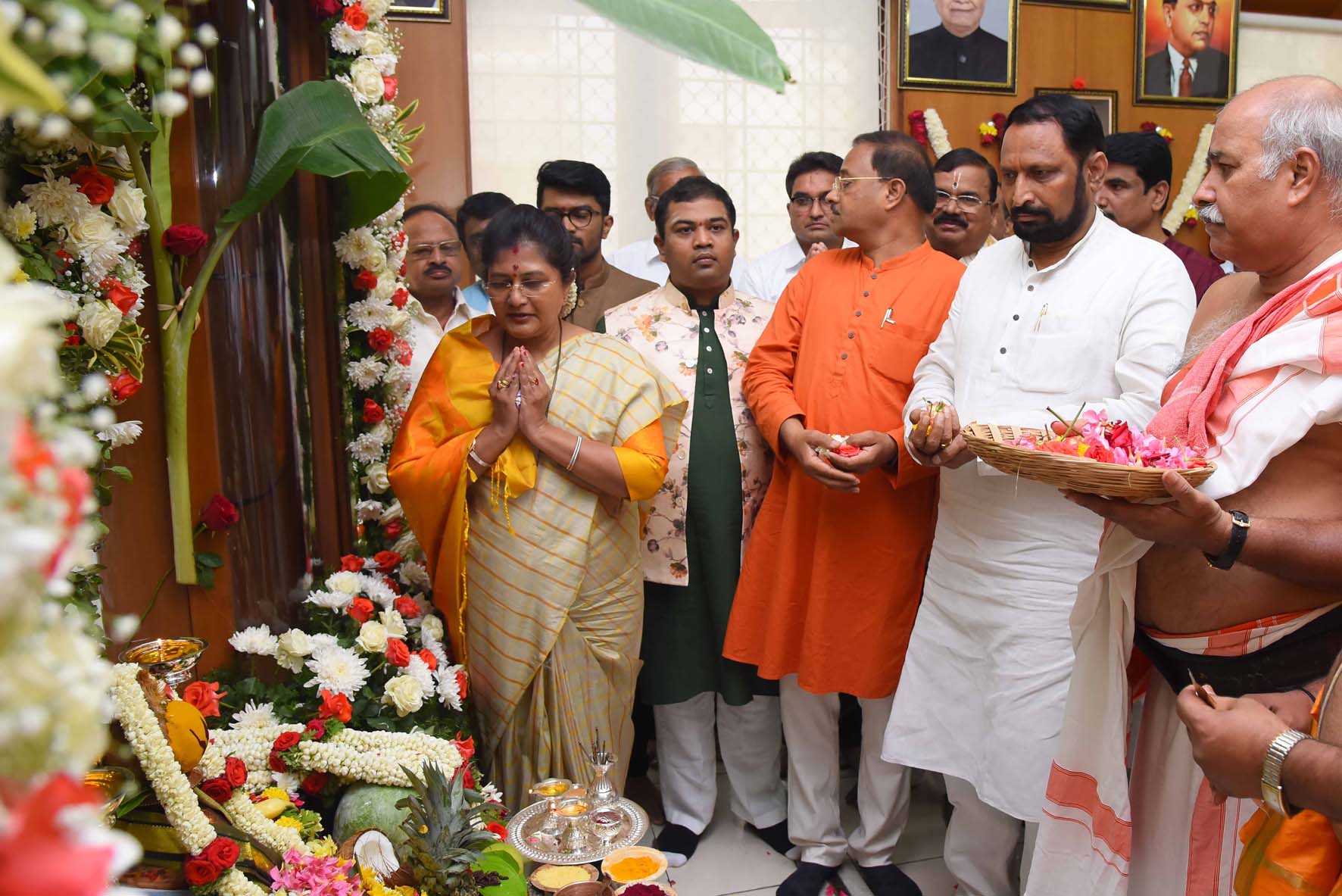 ಅದ್ದೂರಿ ಪೂಜೆ ನೆರವೇರಿಸಿ ಸಾರ್ವಜನಿಕರ ಟೀಕೆಗೆ ಗುರಿಯಾದ ಡಿಸಿಎಂ ಸವದಿ, ಶಶಿಕಲಾ ಜೊಲ್ಲೆ