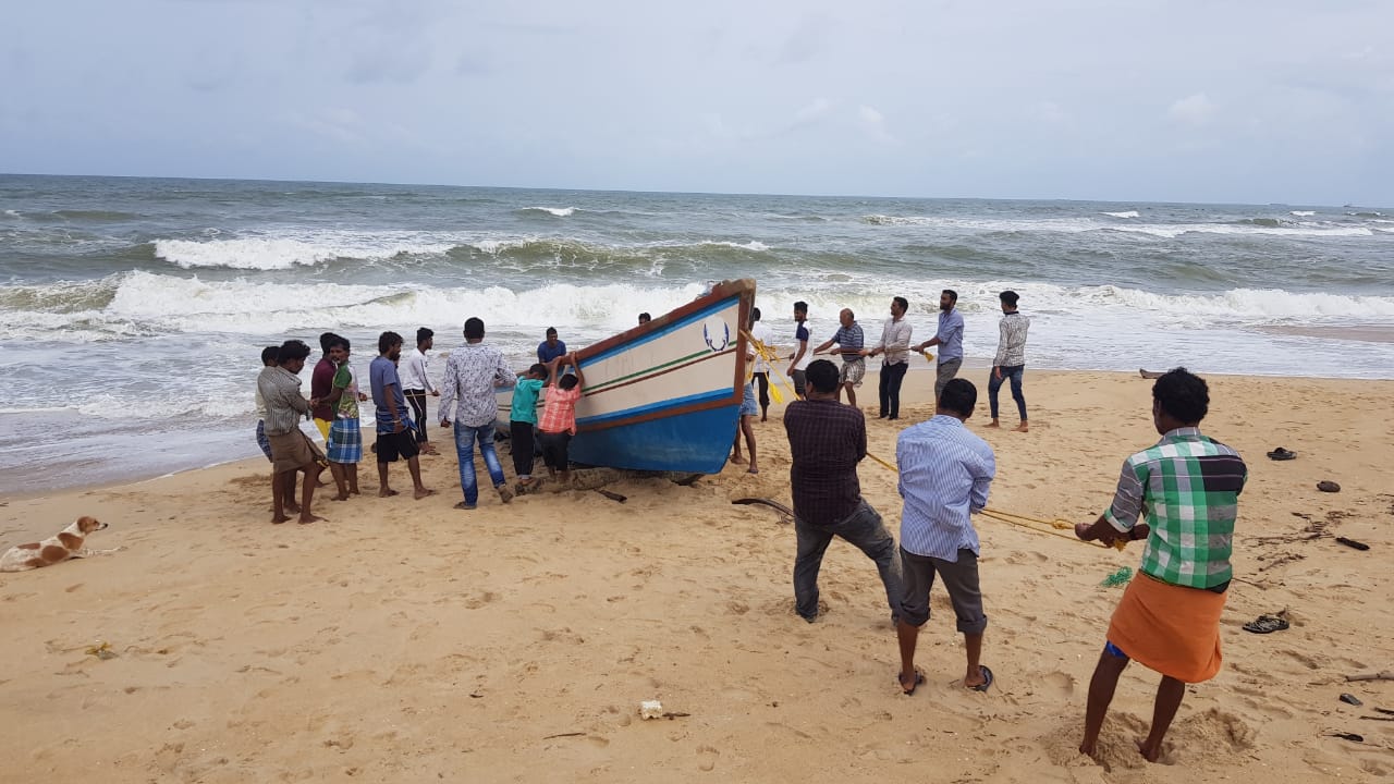 ಮಂಗಳೂರು: ಅಲೆಗಳ ಅಬ್ಬರಕ್ಕೆ ಸಿಲುಕಿದ ದೋಣಿ