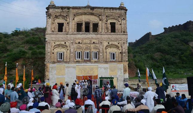 72 ವರ್ಷ ಬಳಿಕ ಗುರುದ್ವಾರವನ್ನು ಸಿಖ್ ಭಕ್ತರಿಗೆ ತೆರೆದ ಪಾಕ್