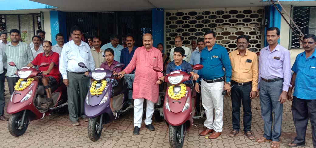 ಉಡುಪಿ: ವಿಕಲಚೇತನರಿಗೆ ತ್ರಿಚಕ್ರ ವಾಹನ ವಿತರಣೆ