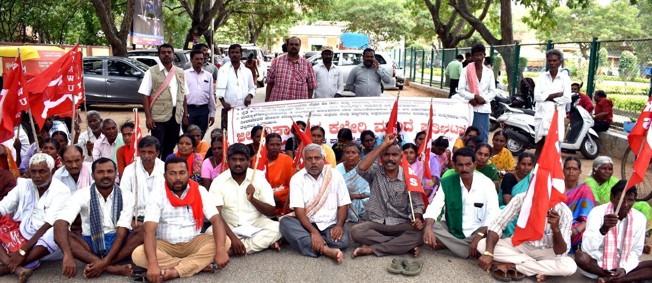 ಮಂಡ್ಯ: ಬೇಡಿಕೆ ಈಡೇರಿಕೆಗೆ ಒತ್ತಾಯಿಸಿ ರೈತರು, ಕೂಲಿಕಾರರ ಧರಣಿ