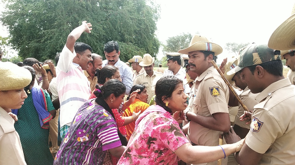 ಜಮೀನು ಒತ್ತುವರಿಗೆ ವಿರೋಧ: 30ಕ್ಕೂ ಹೆಚ್ಚು ರೈತರ ಬಂಧನ