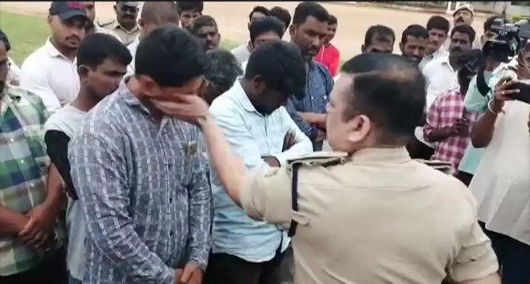 ರೌಡಿ ಶೀಟರ್ ಗೆ ಕಪಾಳಮೋಕ್ಷ ಮಾಡಿದ ಎಸ್.ಪಿ..!