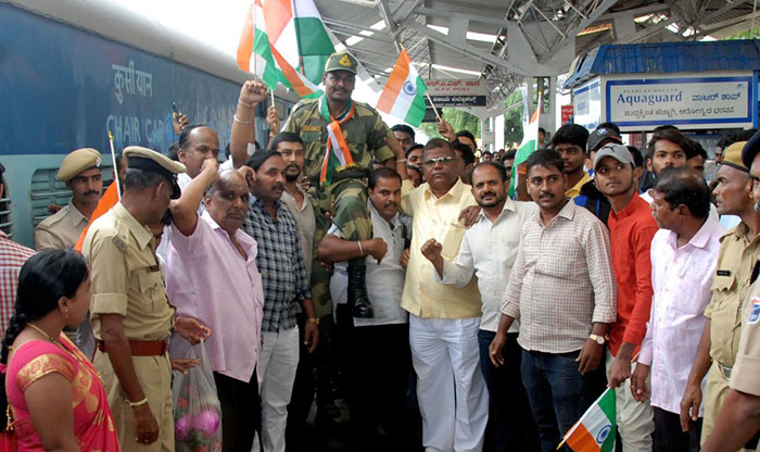 ದಾವಣಗೆರೆ: ನಿವೃತ್ತ ಯೋಧನಿಗೆ ಅದ್ದೂರಿ ಸ್ವಾಗತ