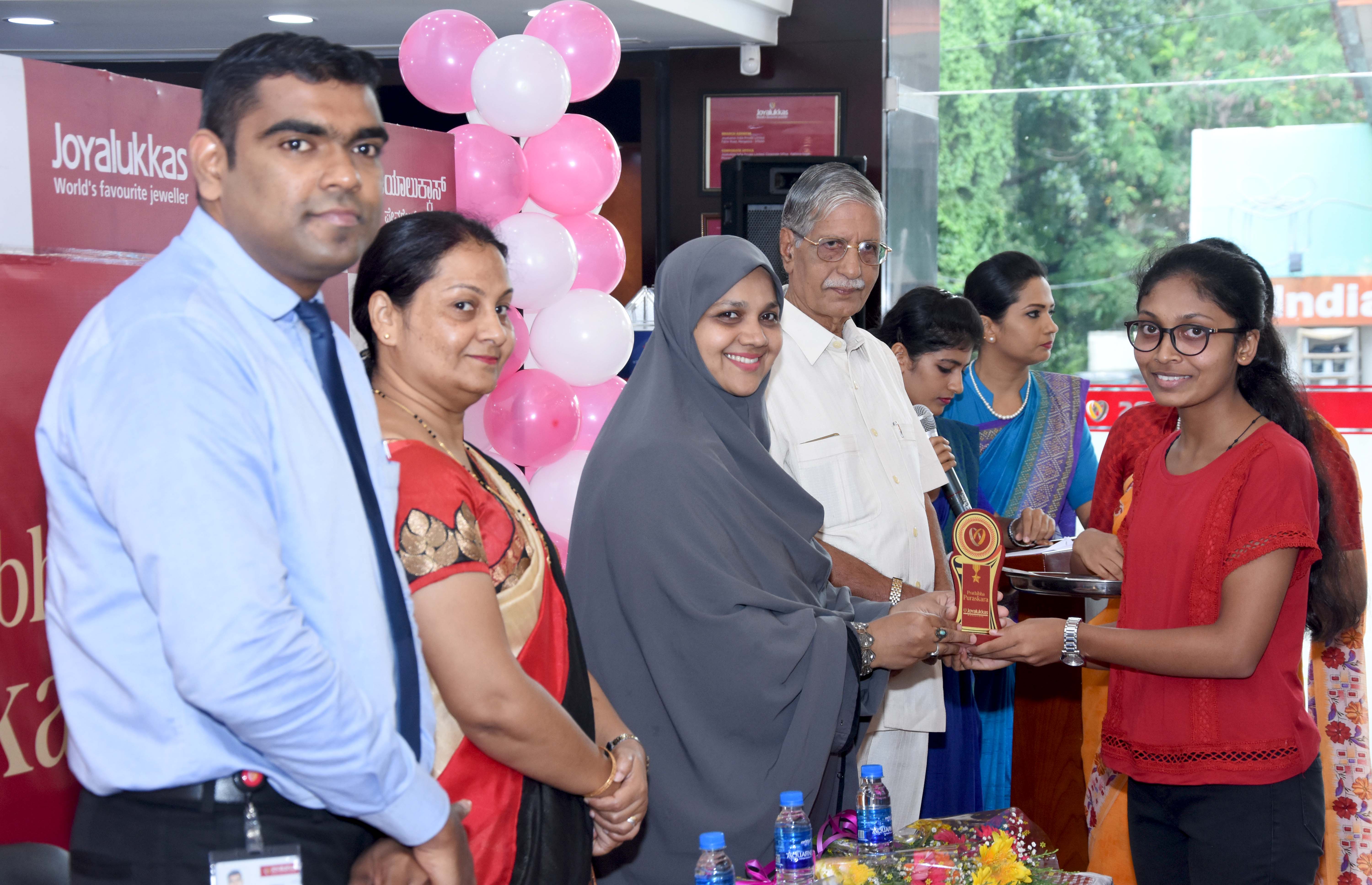 ಮಂಗಳೂರು: ಜೊಯ್‌ ಅಲುಕ್ಕಾಸ್‌ನಿಂದ ಎಸೆಸೆಲ್ಸಿ ವಿದ್ಯಾರ್ಥಿಗಳಿಗೆ ಪುರಸ್ಕಾರ