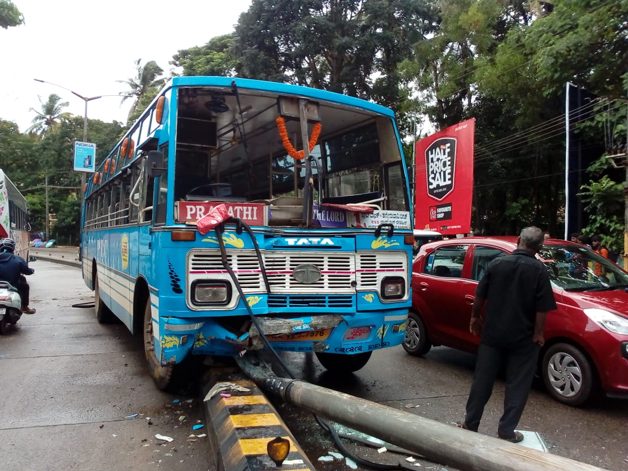 ಮಂಗಳೂರು: ಬೀದಿದೀಪದ ವಿದ್ಯುತ್ ಕಂಬಕ್ಕೆ ಬಸ್ ಢಿಕ್ಕಿ