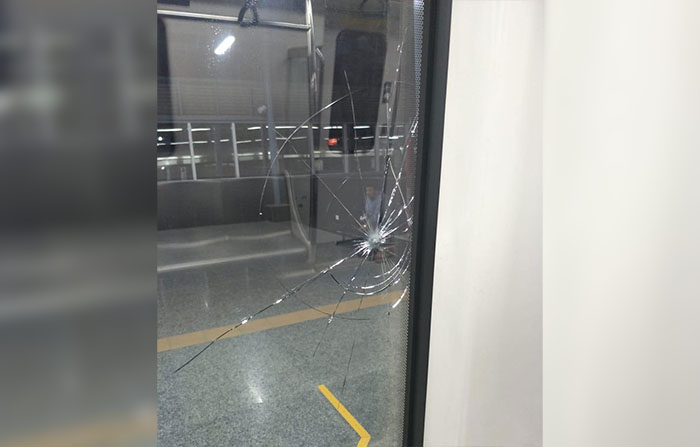 ಮೆಟ್ರೋ ಬೋಗಿಗೆ ಕಲ್ಲೆಸೆದ ಕಿಡಿಗೇಡಿಗಳು