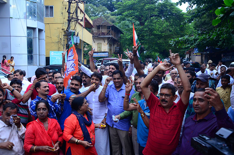 ಜಮ್ಮು-ಕಾಶ್ಮೀರ ವಿಶೇಷ ಸ್ಥಾನಮಾನ ರದ್ದು: ಬಿಜೆಪಿ ದ.ಕ. ಜಿಲ್ಲಾ ಕಚೇರಿಯಲ್ಲಿ ಸಂಭ್ರಮಾಚರಣೆ