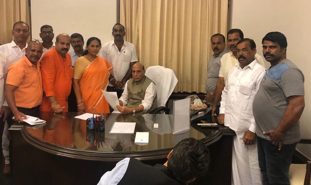 ಮಲ್ಪೆ ಸುವರ್ಣ ತ್ರಿಭುಜ ಬೋಟು ಅವಘಡ: ಮೀನುಗಾರರ ನಿಯೋಗದಿಂದ ರಕ್ಷಣಾ ಸಚಿವರ ಭೇಟಿ