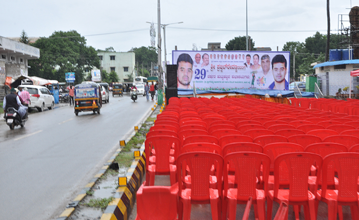 ಪ್ರಜ್ವಲ್ ರೇವಣ್ಣ ಜನ್ಮದಿನಾಚರಣೆಗೆ ರಸ್ತೆ ಬಂದ್: ಸಾರ್ವಜನಿಕರಿಗೆ ಕಿರಿಕಿರಿ, ಆಕ್ರೋಶ