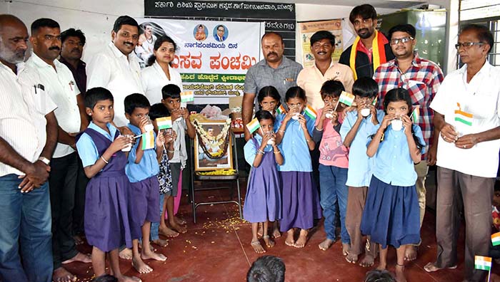 ನಾಗರ ಪಂಚಮಿ ಬದಲು ಬಸವ ಪಂಚಮಿ ಆಚರಣೆ: ಶಾಲಾ ಮಕ್ಕಳಿಗೆ ಹಾಲು, ಬಿಸ್ಕೆಟ್ ವಿತರಣೆ