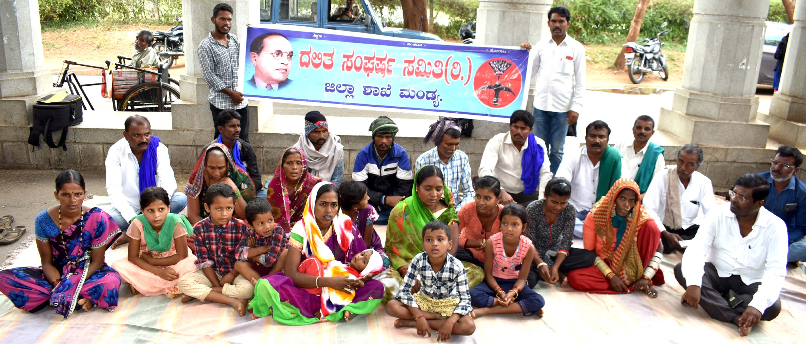 ಸ್ಫೋಟದಿಂದ ಕಣ್ಣು, ಕಿವಿ ಕಳೆದುಕೊಂಡ ಆರೋಪ: ನ್ಯಾಯಕ್ಕಾಗಿ ಕಲ್ಲುಗಣಿ ಕಾರ್ಮಿಕರು, ದಸಂಸ ಪ್ರತಿಭಟನೆ