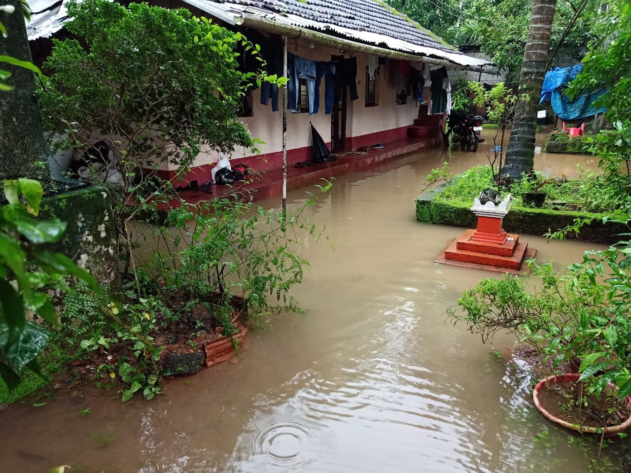 ಭಾರೀ ಮಳೆಗೆ ತೊಕ್ಕೊಟ್ಟು ಜಲಾವೃತ: ಹೊಟೇಲ್, ಅಂಗಡಿಗಳಿಗೆ ನುಗ್ಗಿದ ನೀರು