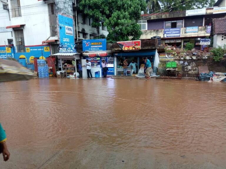 ಬಂಟ್ವಾಳ: ಕೃತಕ ನೆರೆ, ಮನೆಗಳಿಗೆ ಹಾನಿ, ಗುಡ್ಡ ಜರಿತ ಬಂಟ್ವಾಳ: ಕೃತಕ ನೆರೆ, ಮನೆಗಳಿಗೆ ಹಾನಿ, ಗುಡ್ಡ ಜರಿತ