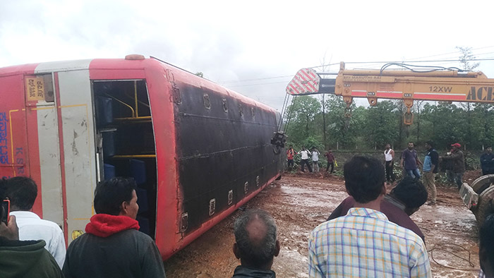 ಕಡೂರು: ಚಾಲಕನ ನಿಯಂತ್ರಣ ತಪ್ಪಿ ಮಗುಚಿ ಬಿದ್ದ ಸಾರಿಗೆ ಬಸ್