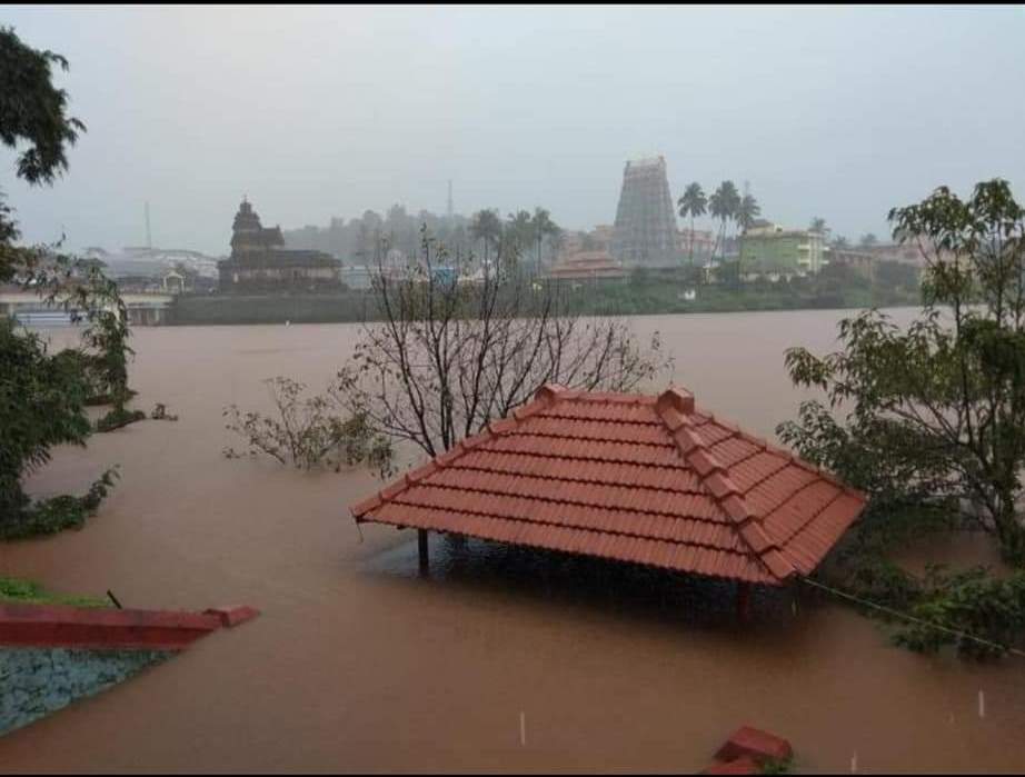 ಶೃಂಗೇರಿ: ಮಳೆ-ಗಾಳಿಯ ಅಬ್ಬರ; ಉಕ್ಕಿ ಹರಿದ ತುಂಗೆ