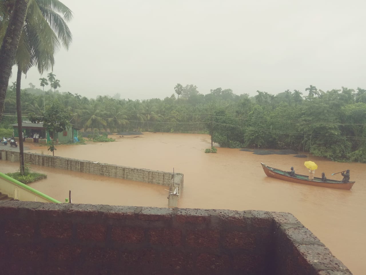 ಭಾರೀ ಮಳೆ: ಅಜಿಲಮೊಗರು ಮಸೀದಿ ಆವರಣಕ್ಕೆ ನುಗ್ಗಿದ ನೆರೆ ನೀರು